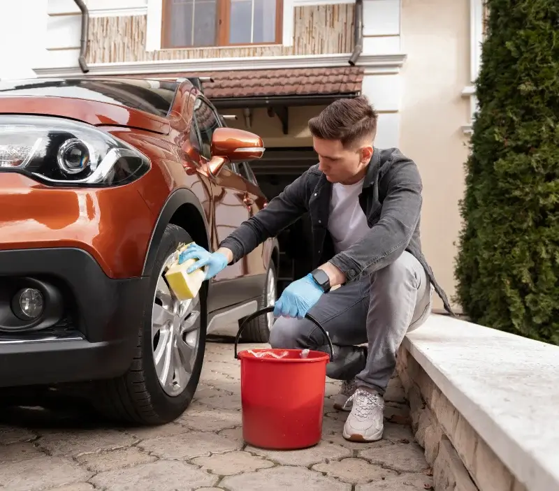 Lavage auto à domicile Beaumont-du-Ventoux : professionnel intervenant sur un véhicule